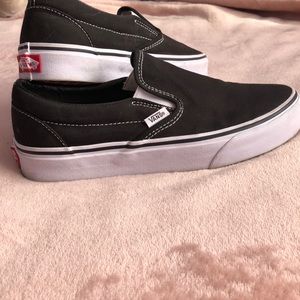 ⭐️Black and white slip on vans⭐️
